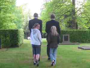 achter de burgemeester en de verteller aan naar het volgende graf